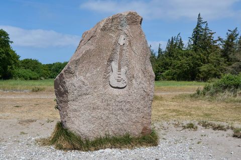 Am Flügger Strand auf Fehmarn erinnert ein Gedenkstein an den Gitarristen Jimi Hendrix, der hier am 6. September 1970 sein letzt