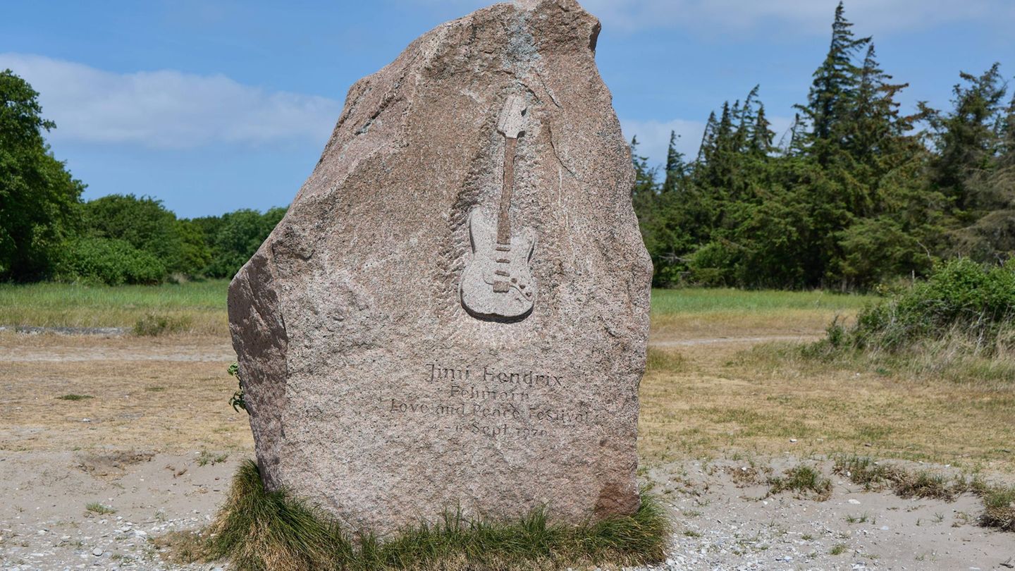 Am Flügger Strand auf Fehmarn erinnert ein Gedenkstein an den Gitarristen Jimi Hendrix, der hier am 6. September 1970 sein letzt