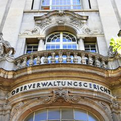 Bei der Berliner Justiz sind Dutzende Verfahren im Streit über die Visavergabe an Afghanen mit Aufnahmezusage eingegangen. (Symb