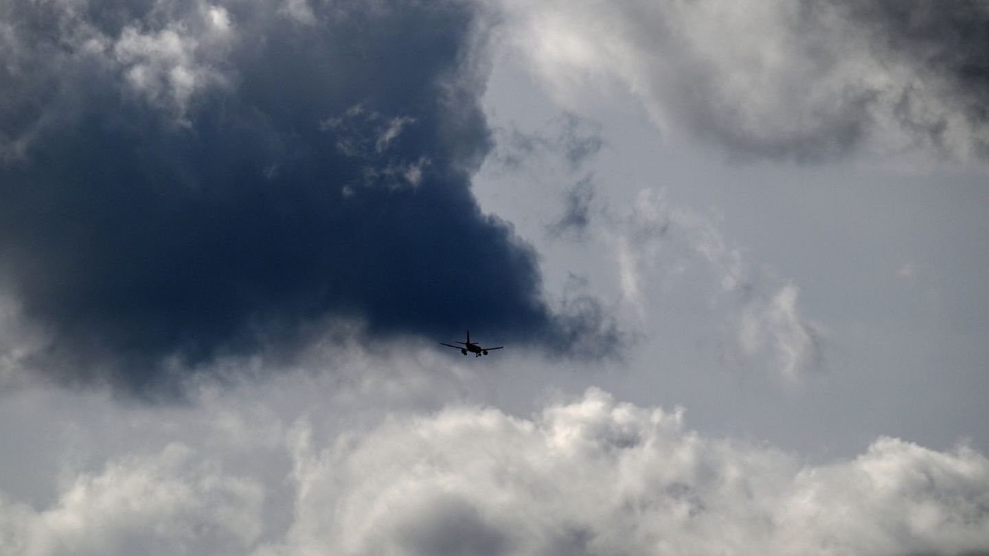 Gegen Abend sollen die Wolken aufreißen. (Symbolbild) Foto: Federico Gambarini/dpa