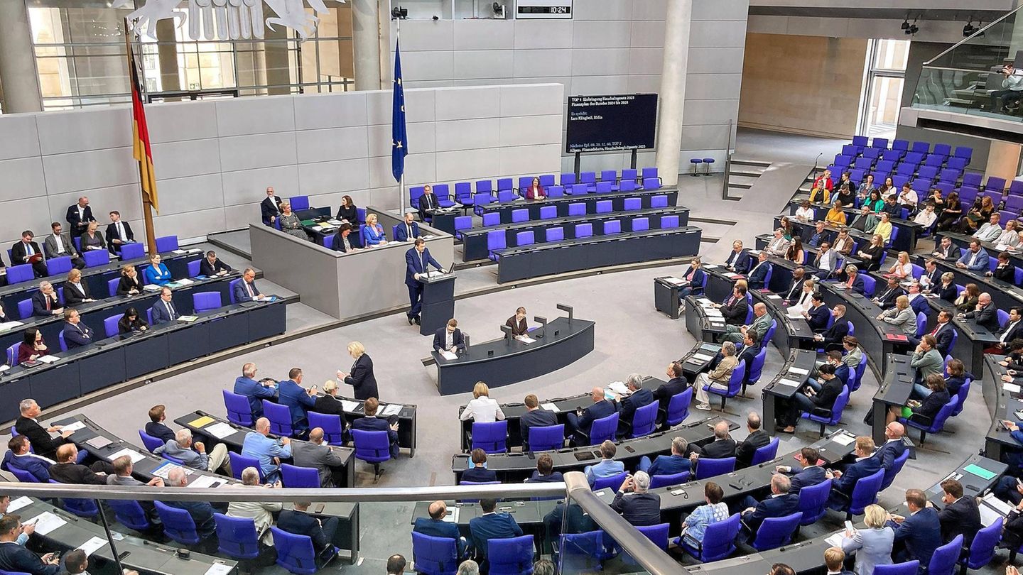 Der Bundestag stimmt über den Haushalt ab (Archivbild)