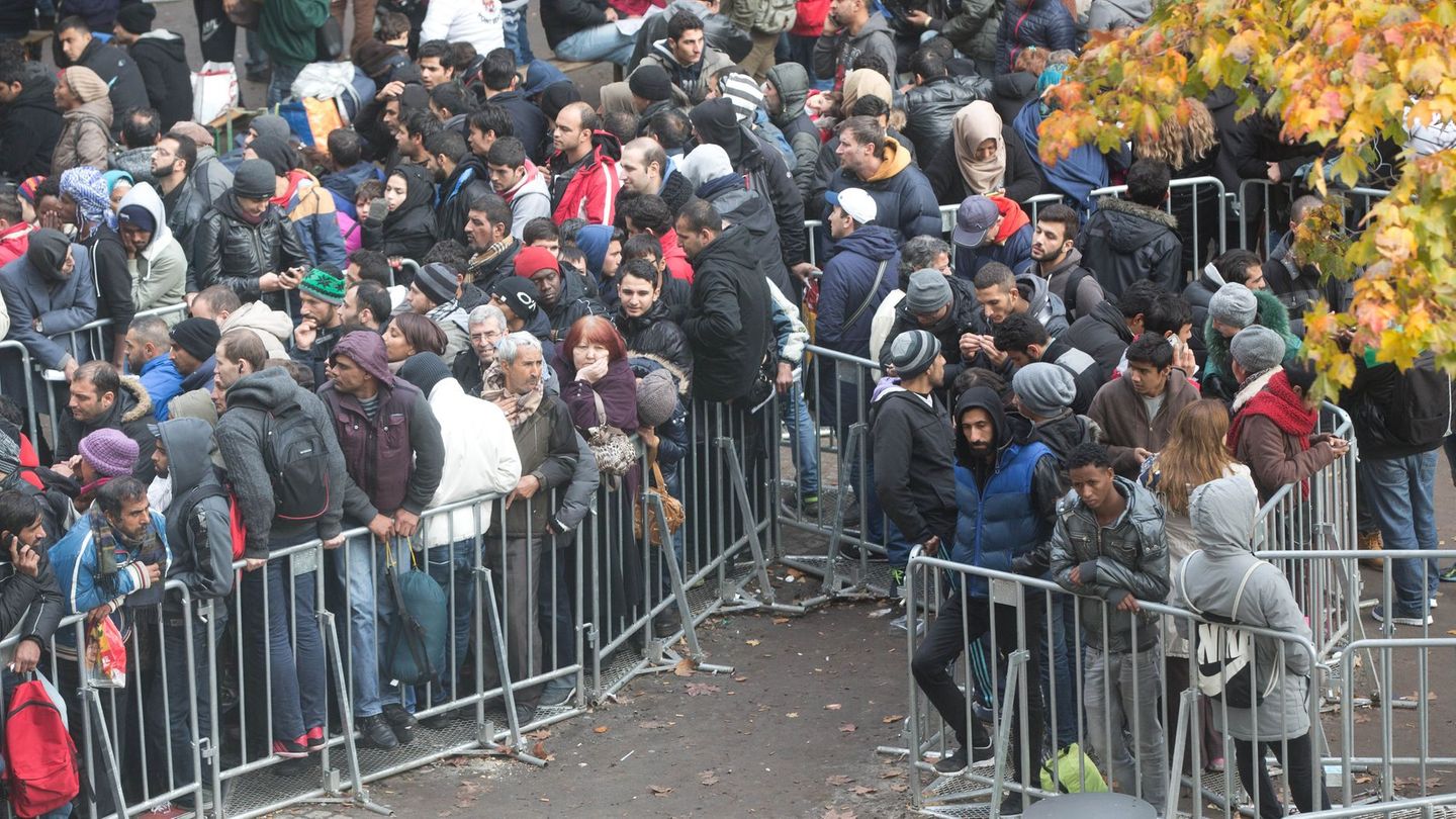 Viele Flüchtlinge warteten im Sommer 2015 in Berlin auf dem Gelände des Landesamtes für Gesundheit und Soziales auf die Bearbeit