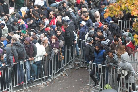 Viele Flüchtlinge warteten im Sommer 2015 in Berlin auf dem Gelände des Landesamtes für Gesundheit und Soziales auf die Bearbeit