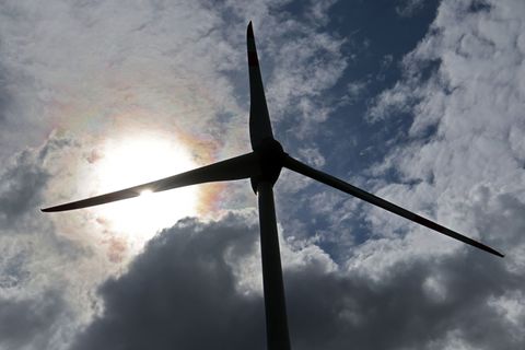 Am Wochenende kommt in Norddeutschland die Sonne raus und wärmt die Menschen nach einem verregneten Freitag wieder auf. (Symbolb