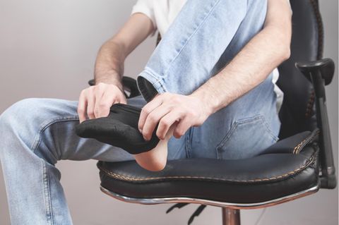 Ein Mann zieht Socken an