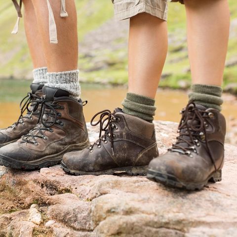 Ein Mann zieht Socken an