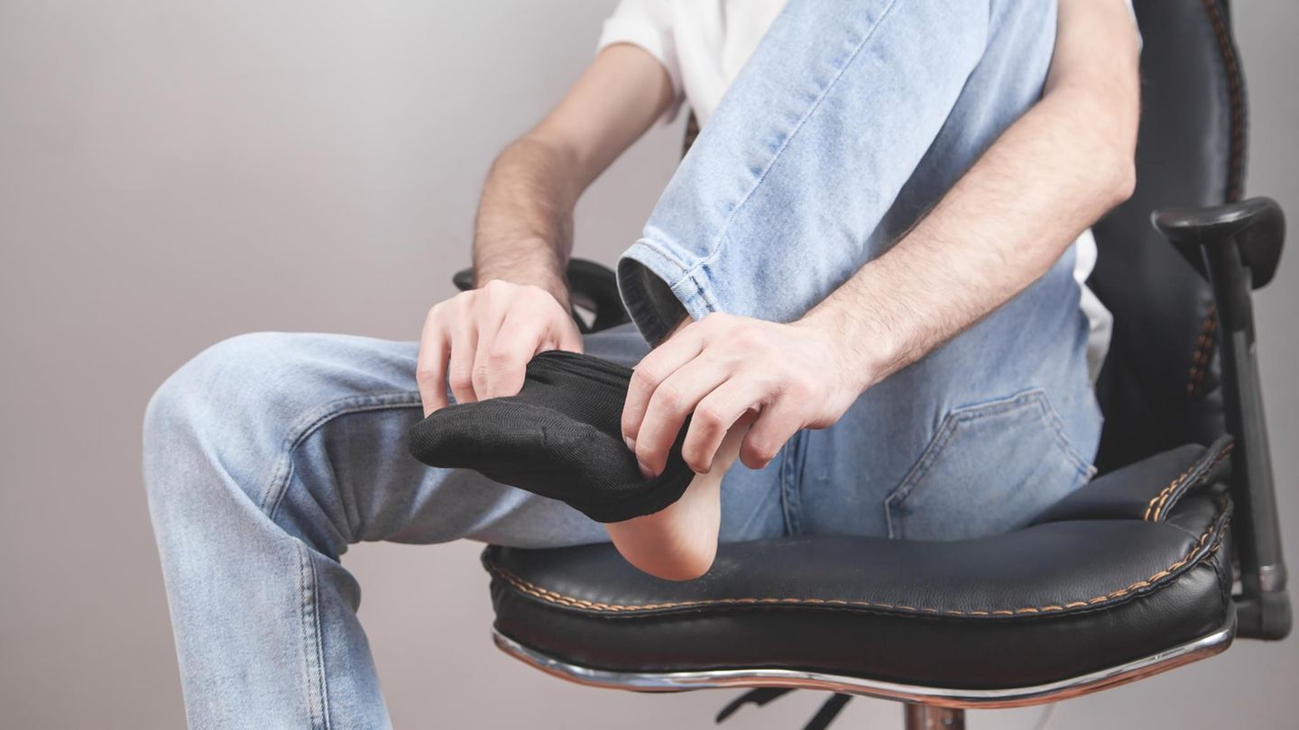 Ein Mann zieht Socken an