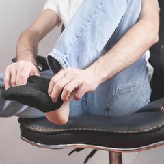 Ein Mann zieht Socken an