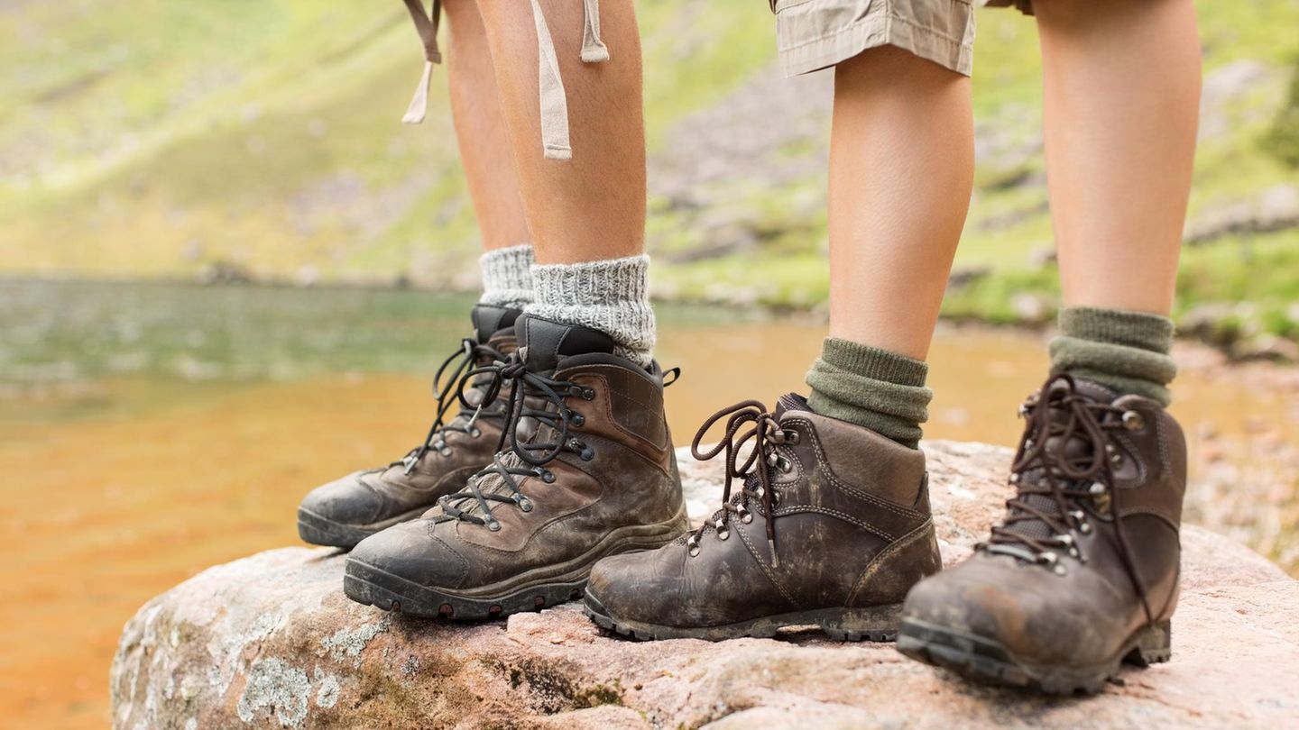 Ein Mann zieht Socken an