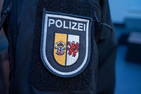 Zwei Polizeibeamte werden bei einem Einsatz in Boizenburg verletzt und bespuckt. (Symbolbild) Foto: Stefan Sauer/dpa