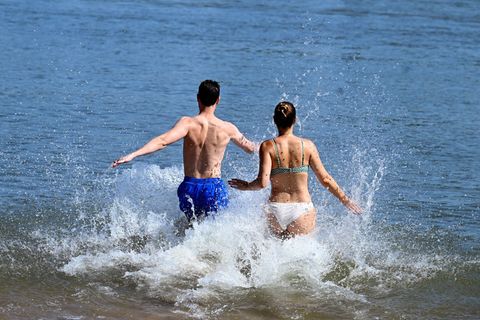 Am Wochenende wird es nochmal sommerlich warm. (Archivfoto) Foto: Roberto Pfeil/dpa
