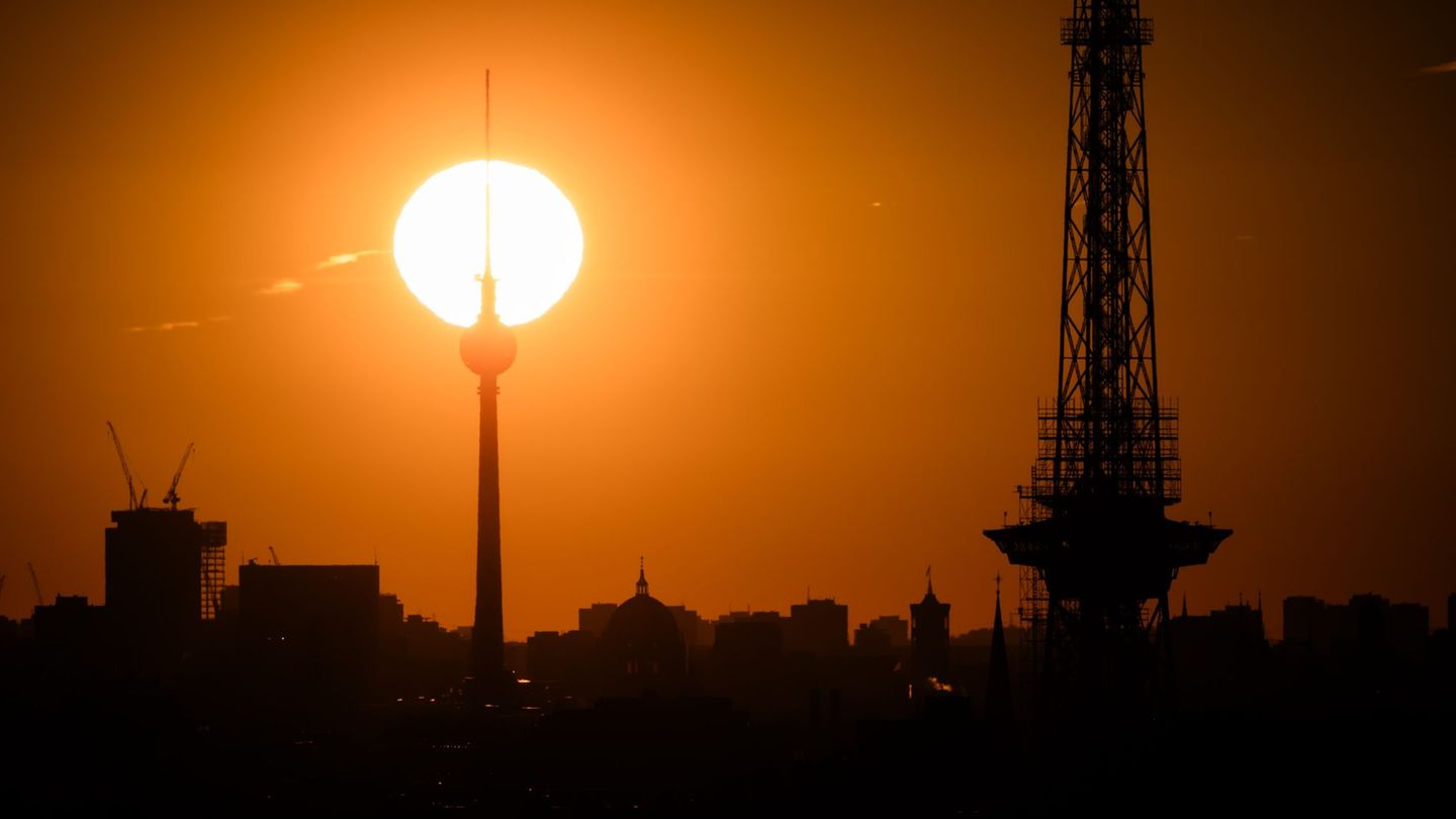 Am Sonntag steigen die Temperaturen auf bis zu 25 Grad. (Archivbild) Foto: Christoph Soeder/dpa