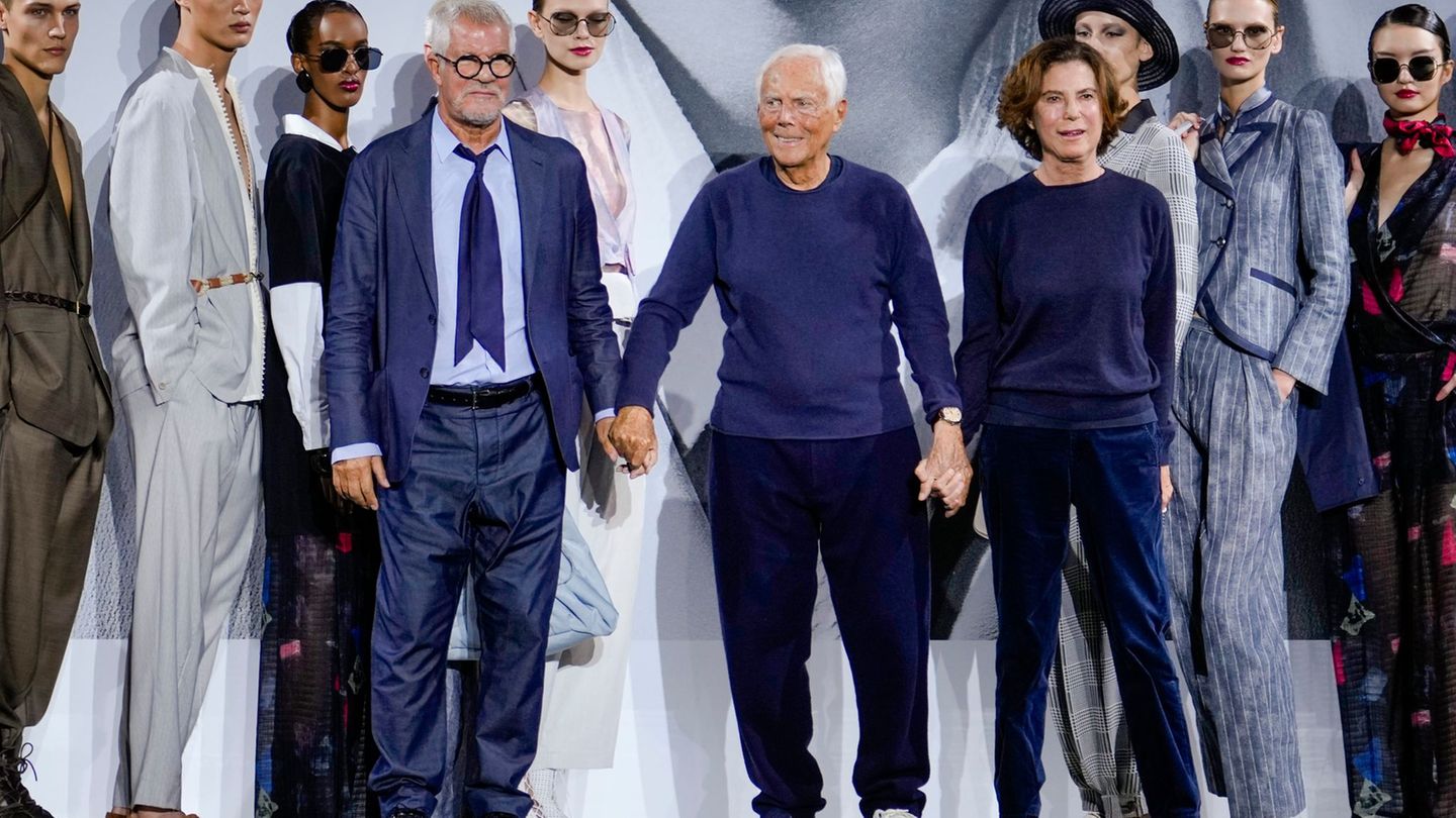 Vergangenes Jahr zeigte sich Armani auf dem Laufsteg mit Leo Dell'Orco und seiner Nichte Roberta. (Archivbild) Foto: Luca Bruno/