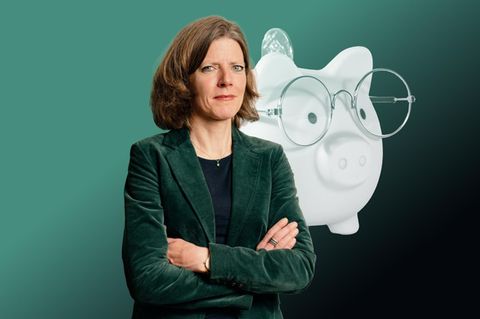 Nadine Oberhuber vor Renten-Sparschwein