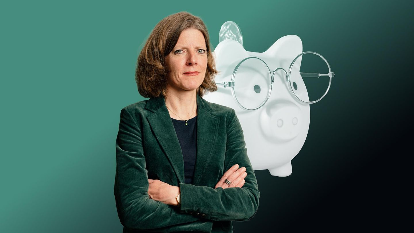 Nadine Oberhuber vor Renten-Sparschwein