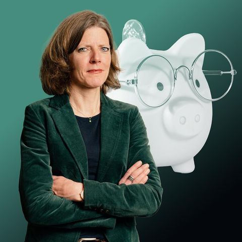 Nadine Oberhuber vor Renten-Sparschwein