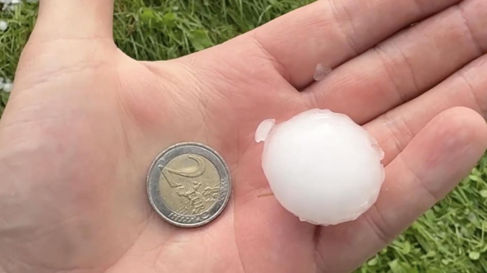 Extremes Unwetter mit Riesenhagel fegt über Süden Deutschlands hinweg Hagelkörner größer als Zwei Euro Münzen