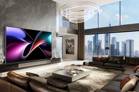 Der Hisense UX116 hängt in einem schicken Wohnzimmer
