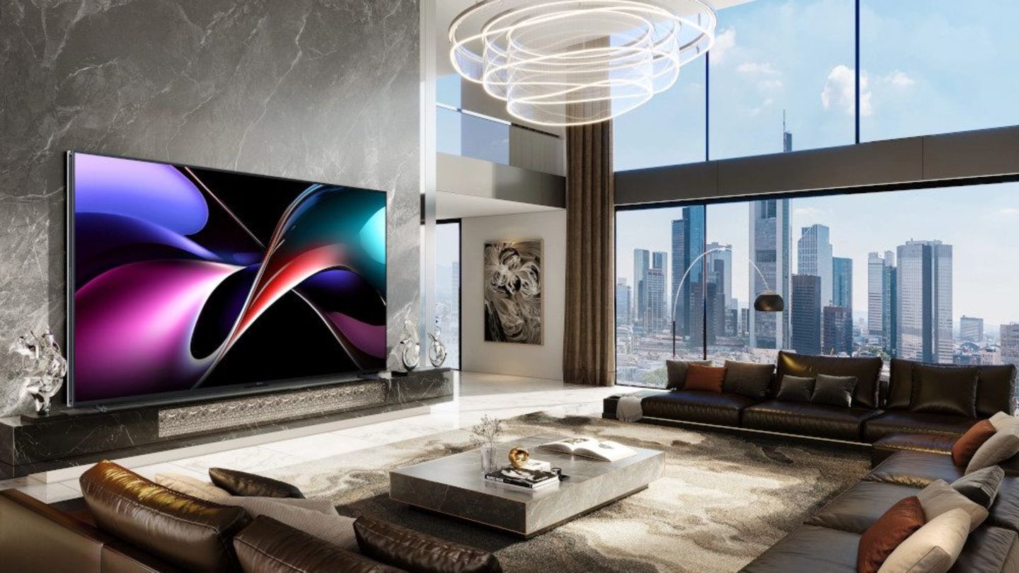Der Hisense UX116 hängt in einem schicken Wohnzimmer