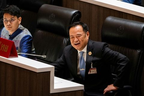 Anutin Charnvirakul (re.) im Parlament in Bangkok