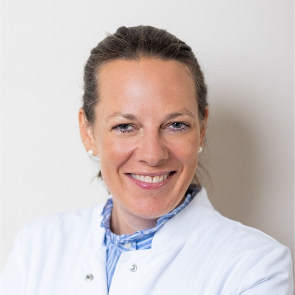 Dr. Anna-Sophie Hoffmann Dr. Anna-Sophie Hoffmann ist Oberärztin an der Klinik und Poliklinik für Hals-, Nasen- und Ohrenkrankheiten des Universitätsklinikums Hamburg-Eppendorf. Ihre Schwerpunkte sind Rhinologie (Nasenerkrankungen), Allergologie und plastische Operationen