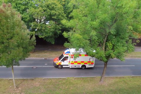 Notfall Rettungswagen auf Landstraße