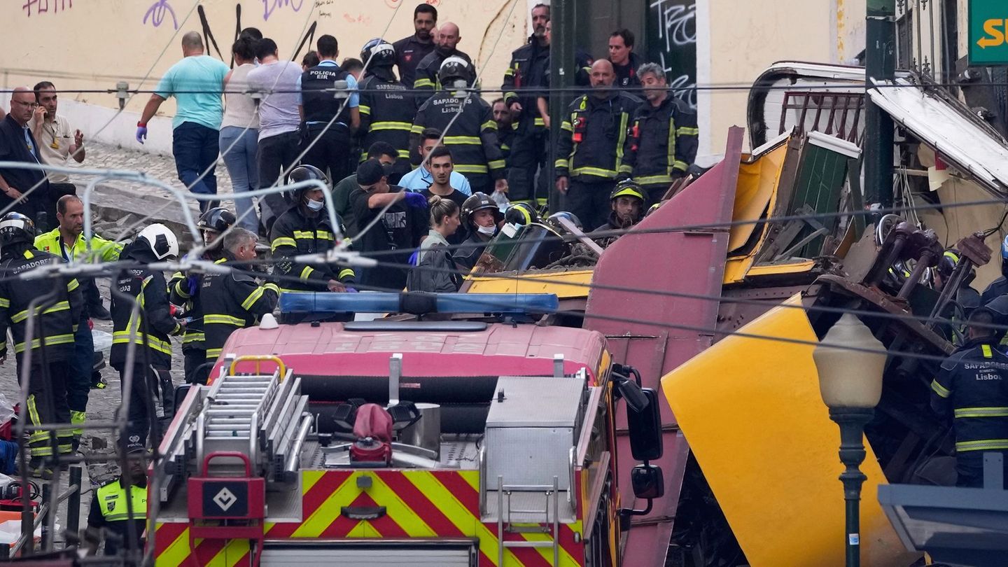 Unter den 17 Toten des Seilbahnunglücks in Lissabon ist nach Angaben des Auswärtigen Amtes auch ein Deutscher. Foto: Armando Fra Unter den 17 Toten des Seilbahnunglücks in Lissabon ist nach Angaben des Auswärtigen Amtes auch ein Deutscher. Foto: Armando Fra