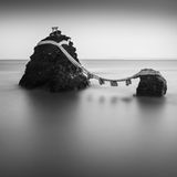 Fotografie: zwei Felsen vor Japans Küste, durch eine Seilbrücke verbunden
