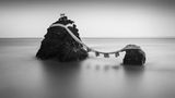 Fotografie: zwei Felsen vor Japans Küste, durch eine Seilbrücke verbunden