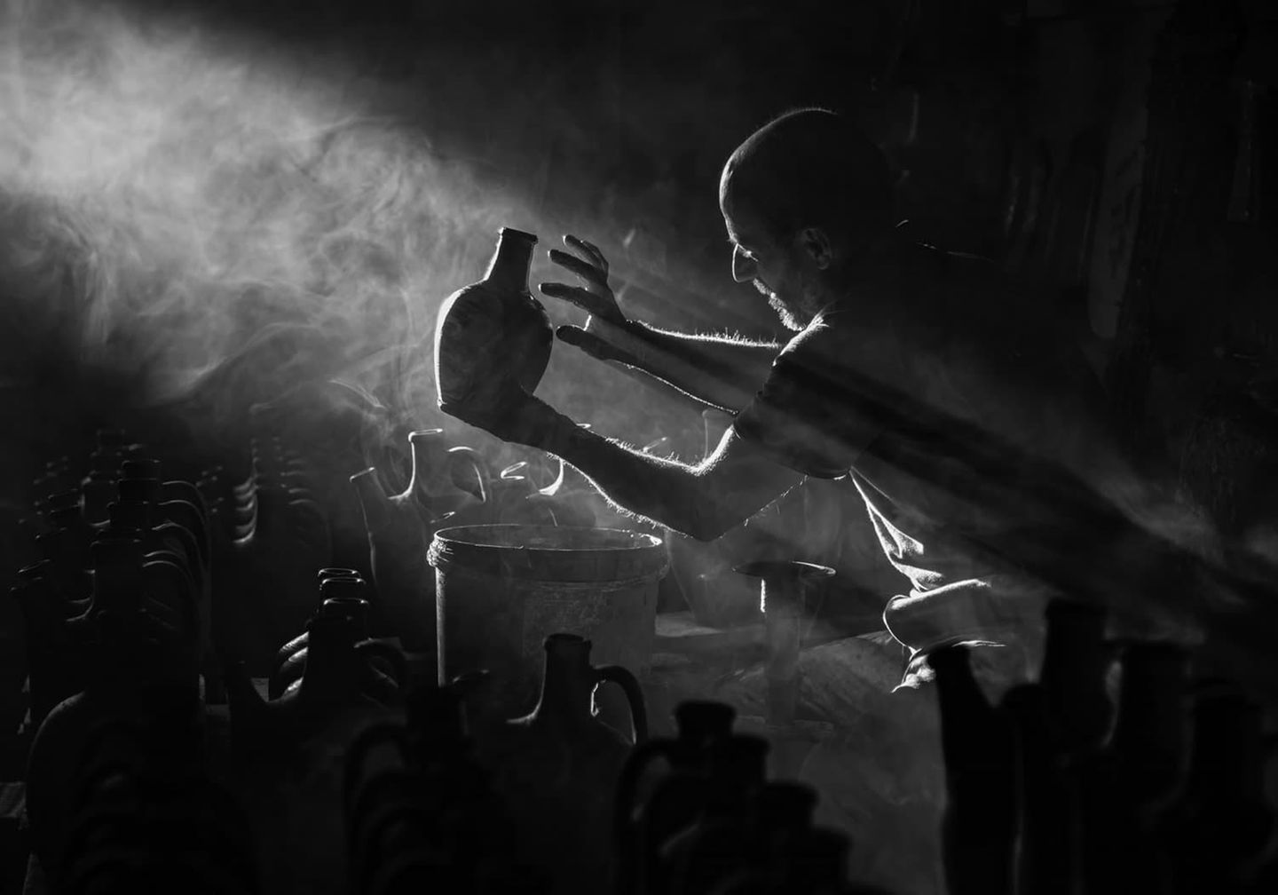 Fotografie: "Stolzer Künstler" von Nur Tucker Fotografie: Terrakotta-Töpferei