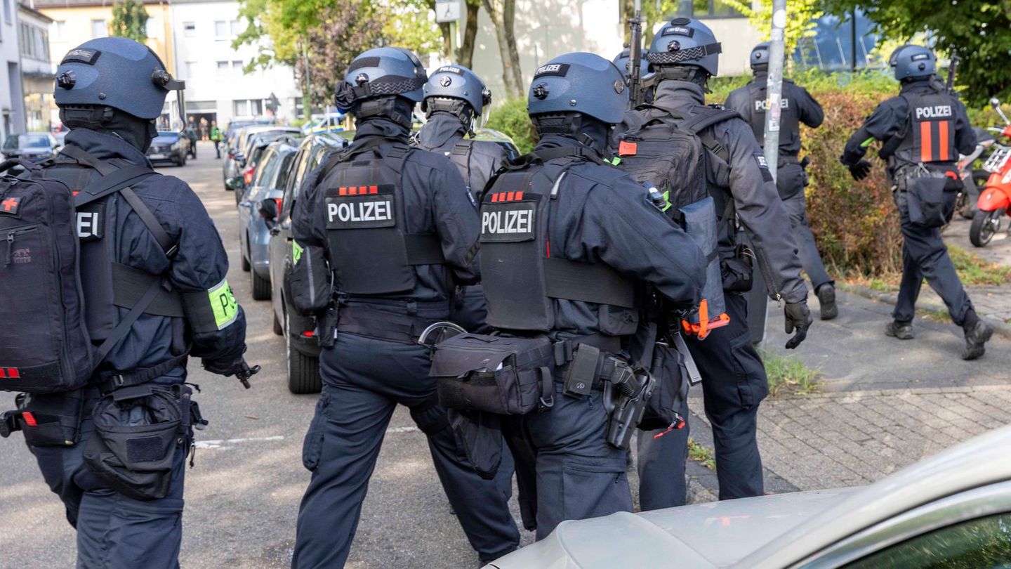 Einsatzkräfte haben das Schulgebäude abgeriegelt. Foto: Justin Brosch/dpa