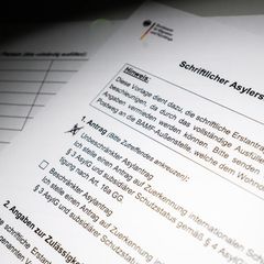 Die Zahl der Asylerstanträge sank im August im Vergleich zum Juli um 5,9 Prozent. (Symbolbild) Foto: Julian Stratenschulte/dpa