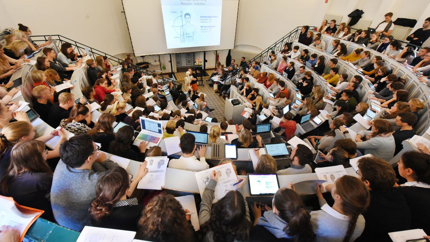 Mehr Studierende schließen ihr Studium in Sachsen-Anhalt ab. (Archivbild) Foto: Waltraud Grubitzsch/dpa-Zentralbild/dpa