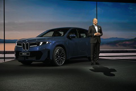 Konzernchef Oliver Zipse greift bei der Vorstellung des BMW iX3 zu Superlativen. Foto: Sven Hoppe/