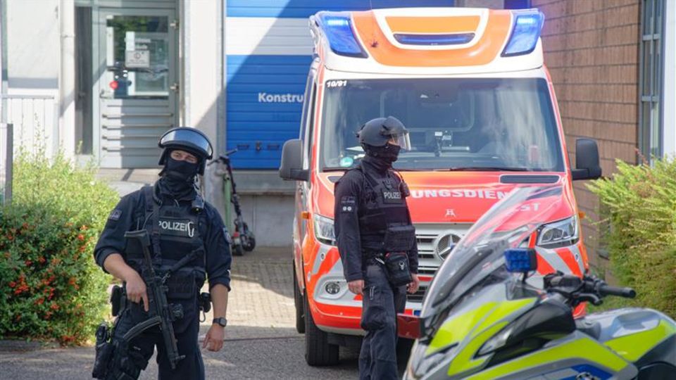 Schüler sticht auf Lehrerin ein – Täter nach Flucht in Polizeigewahrsam Schüler sticht auf Lehrerin ein – Täter nach Flucht in Polizeigewahrsam