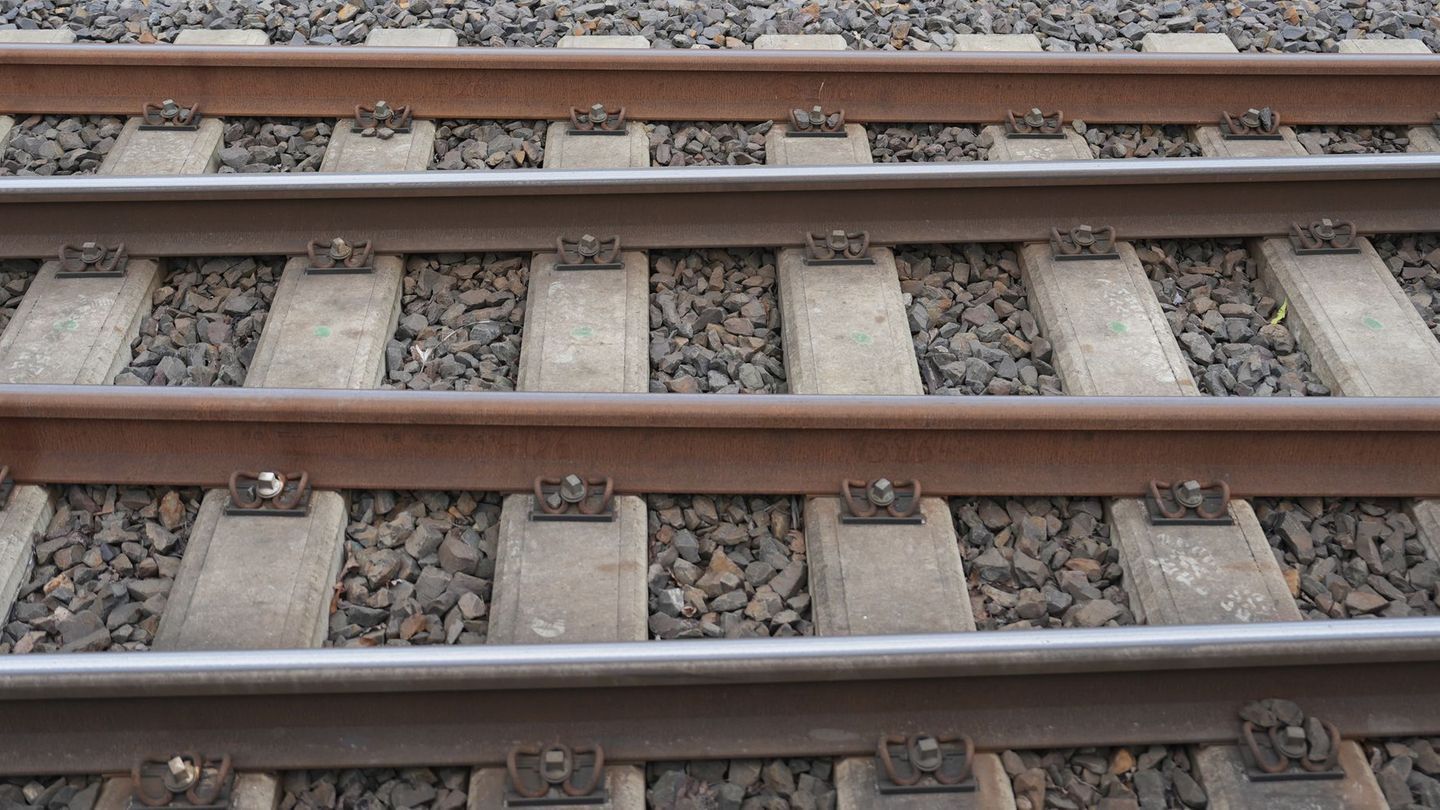 Nach dem Fund einer Leiche an einer Bahnstrecke in Baden gibt es mehr Klarheit. (Archivbild) Foto: Marcus Brandt/dpa