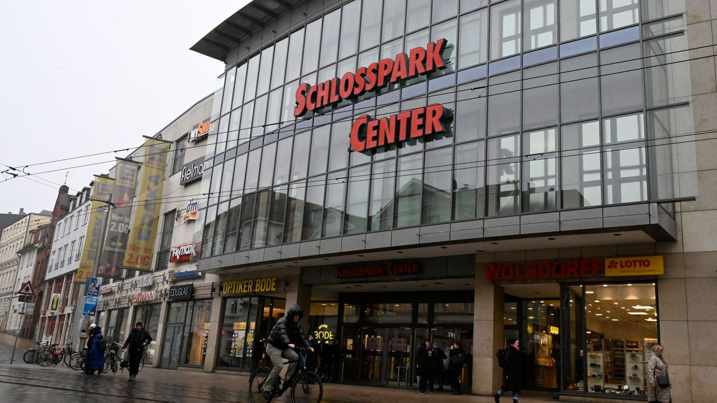 Die Staatsanwaltschaft Schwerin erhebt Anklage nach tödlicher Messerattacke auf Jugendlichen. (Archivbild) Foto: Philip Dulian/d