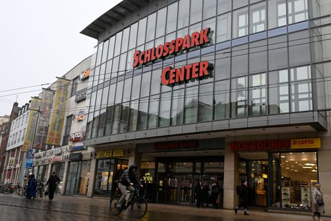 Die Staatsanwaltschaft Schwerin erhebt Anklage nach tödlicher Messerattacke auf Jugendlichen. (Archivbild) Foto: Philip Dulian/d