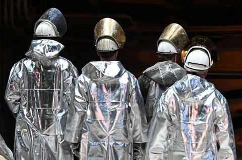 Die Mitglieder der IG Metall bei Thyssenkrupp Steel haben mit großer Mehrheit für einen Sanierungstarifvertrag gestimmt. Er sieh