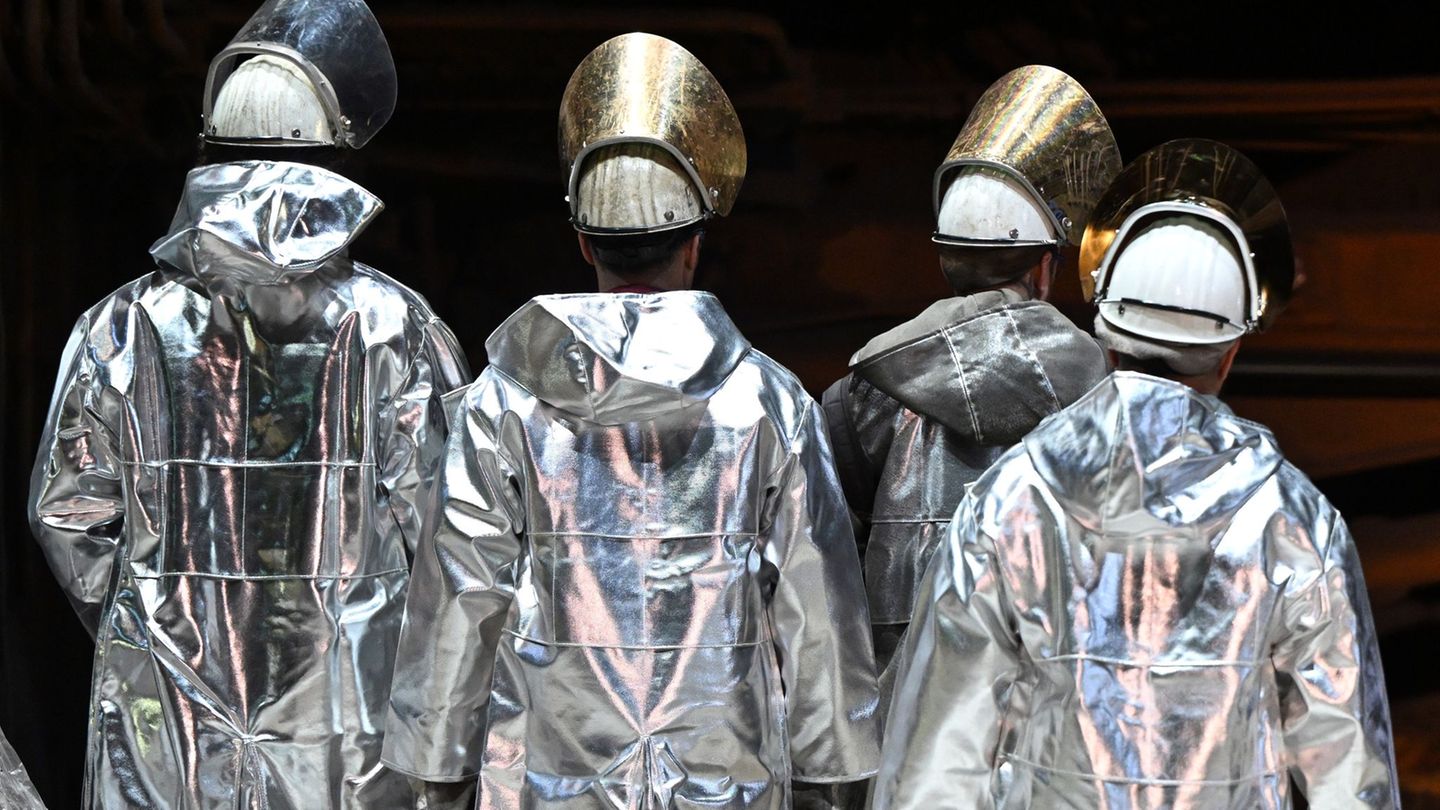 Die Mitglieder der IG Metall bei Thyssenkrupp Steel haben mit großer Mehrheit für einen Sanierungstarifvertrag gestimmt. Er sieh