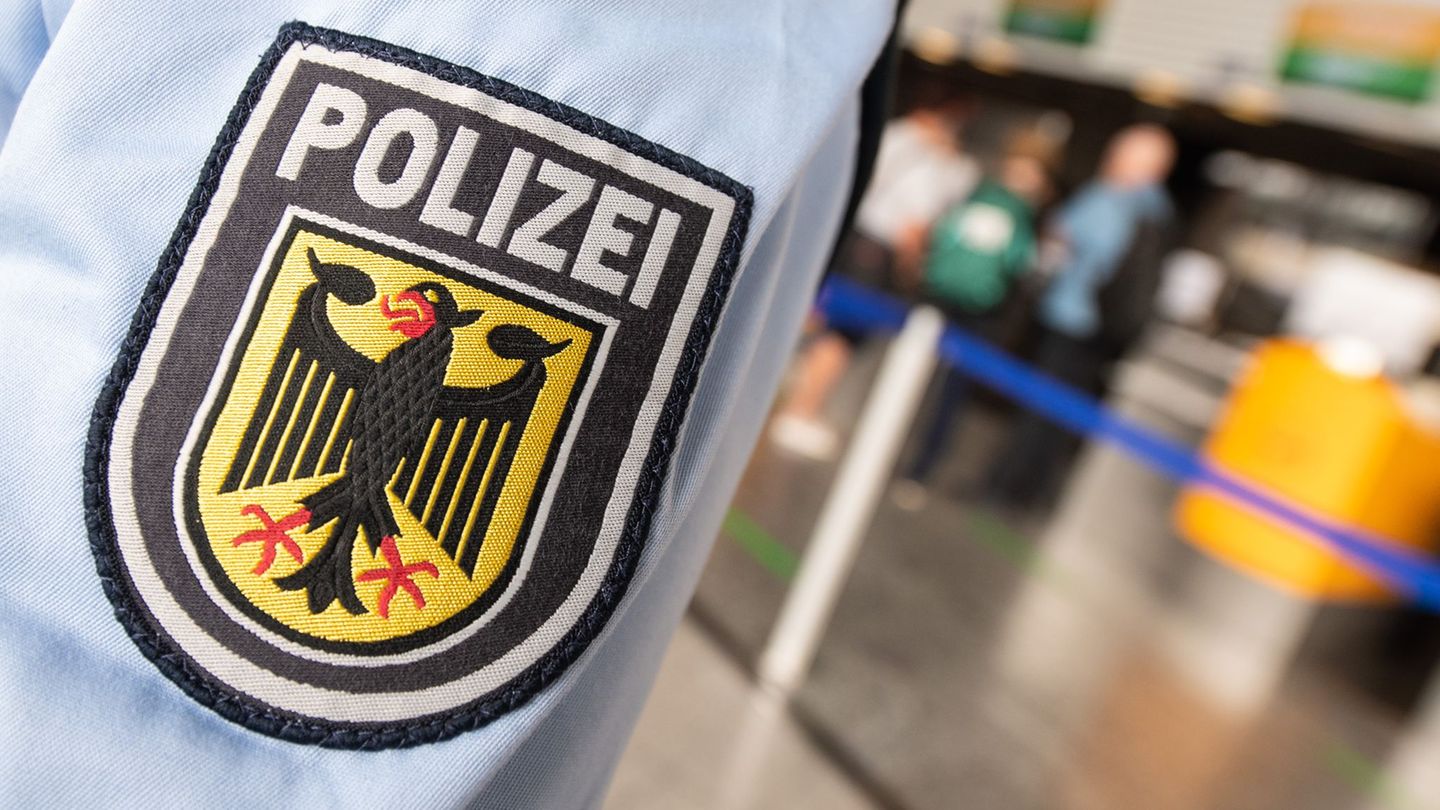 Die Bundespolizei konnte den 50-jährigen Paraguayer am Frankfurter Flughafen festnehmen. (Symbolbild) Foto: Boris Roessler/dpa