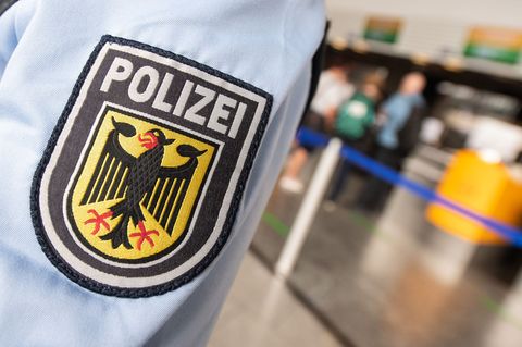 Die Bundespolizei konnte den 50-jährigen Paraguayer am Frankfurter Flughafen festnehmen. (Symbolbild) Foto: Boris Roessler/dpa