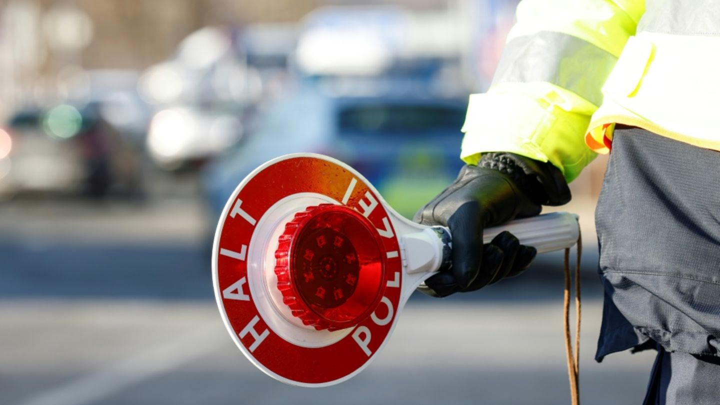 Polizist mit Stoppkelle
