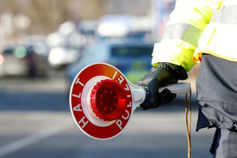Polizist mit Stoppkelle