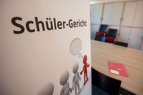 Jugendliche beschäftigen sich auf Augenhöhe mit Straftaten und einigen sich auf Sanktionen. (Symbolbild) Foto: Armin Weigel/dpa