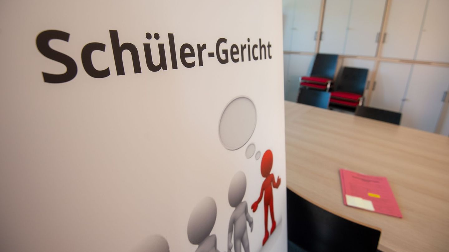 Jugendliche beschäftigen sich auf Augenhöhe mit Straftaten und einigen sich auf Sanktionen. (Symbolbild) Foto: Armin Weigel/dpa