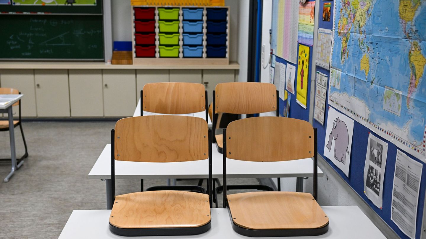 Noch stehen die Stühle oben. Doch mit Beginn des neuen Schuljahrs wird es in vielen Klassenzimmern wieder eng. Foto: Jens Kalaen