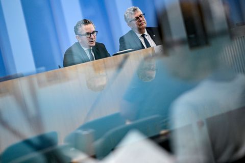 Der Haushalt ist fertig zur Abstimmung im Parlament - doch die Parlamentarier haben schon ganz andere Probleme. Foto: Britta Ped
