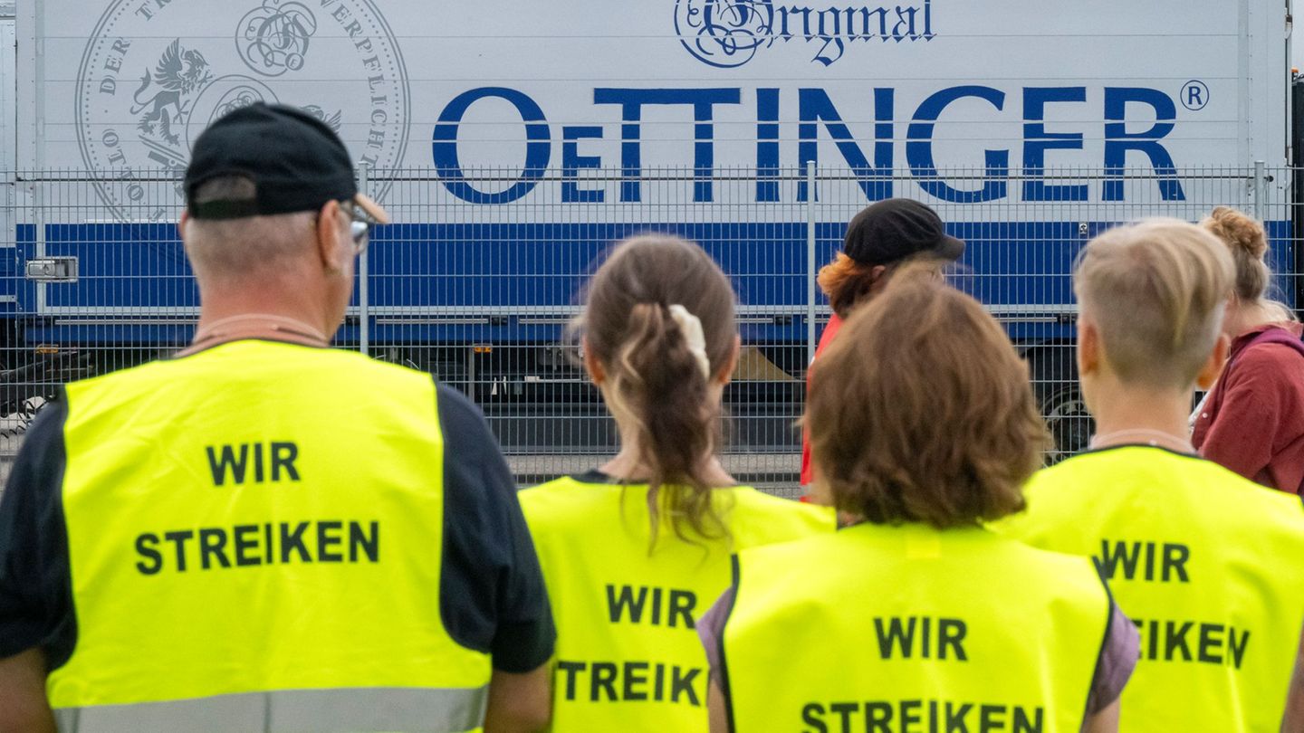 Im Tarifstreit bei der Brauerei Oettinger setzen beide Seiten nun auf die Schlichtung. (Archivbild) Foto: Peter Kneffel/dpa