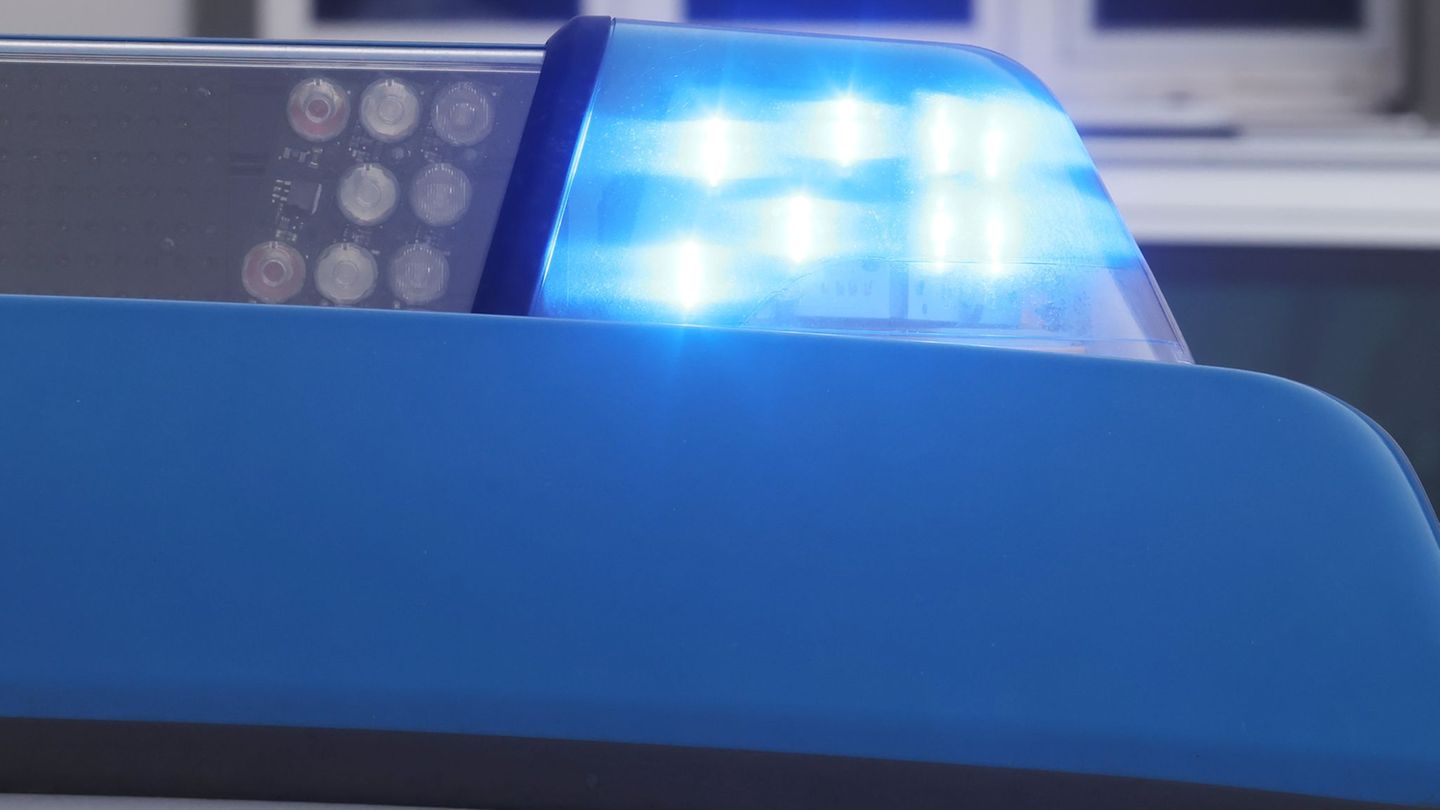 Vor zwei Wochen bedrohte der Mann Polizisten mit einem Messer. (Symbolbild) Foto: Bodo Schackow/dpa